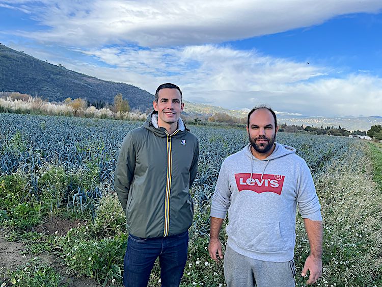 Charles et Florian devant les champs de poireaux à La Roquette-sur-Siagne (06)