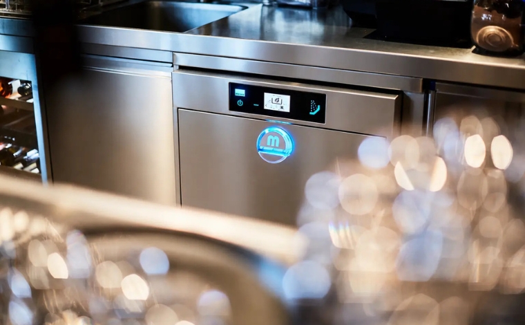 Lave-verres professionnel MEIKO M-iClean U encastré sous comptoir de bar, avec verres à vin en premier plan