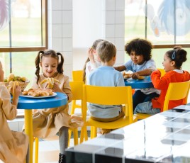 Cantine scolaire avec enfants à table 