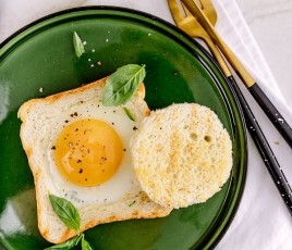 Plat avec des oeufs restauration