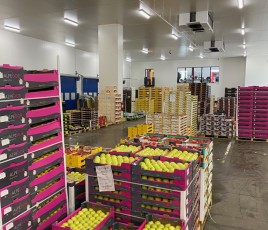 caisses de fruits et légumes dans un entrepôt