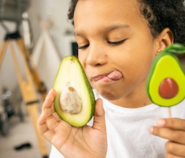 Enfant qui mange un avocat