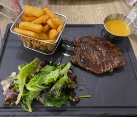 restaurant steak frites salade sauce