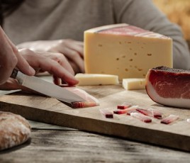 Le fromage Stelvio AOP et le Speck Alto Adige IGP 