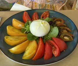 assiette tomates restauraurant couleur burrata