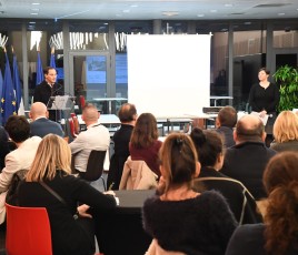 assemblée de gens au restaurant municipal de la ville de Suresnes