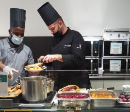 deux cuisiniers avec plat chaud