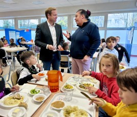 enfants qui mangent à la cantine de clamart