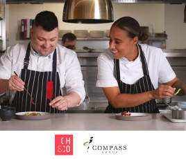 DEUX CUISINIERS EN CUISINE