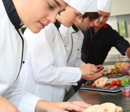 apprentissage en cuisine avec cuisinier