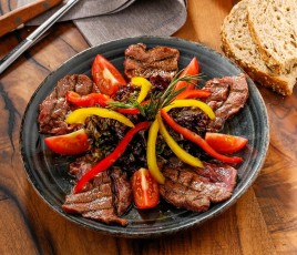 assiette de viande avec poivron et tomate