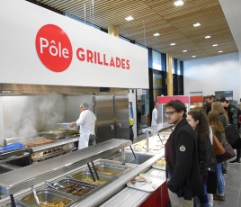 Etudiants dans un restaurant universitaire de Nantes