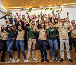 Equipe du grossiste en fruits et légumes atypique