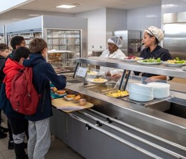 Elèves de la seine-saint-denis qui mangent à la cantine 