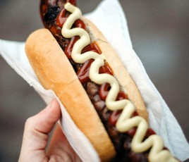 hot dog avec saucisse et mayonnaise