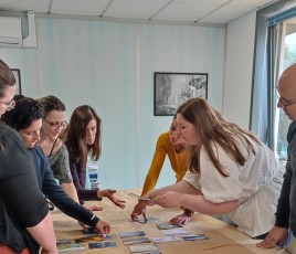 Groupe de personnes de chez Vitalrest qui travaillent autour table