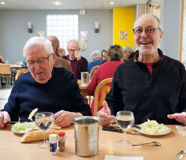 deux personnes âgées mangent dans un restaurant collectif à Pantin