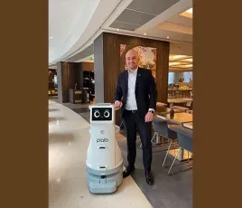 Le Directeur Food & Beverage du Méridien Etoile avec Plato