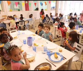 CANTINES SCOLAIRES enfants à table 