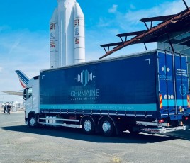 camion devant la fusée Ariane