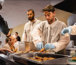 Cuisinier restauration collective en train de tester des plats