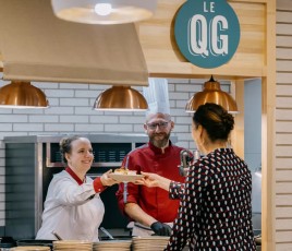 Restauration collective Elior trois personnes dans un self