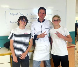 Un chef cuisinier Pierre-Yves Rommelaere et deux élèves du collège Joseph Anglade dans l'Aude.