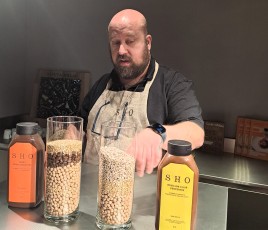 un chef israélien qui présente ses fonds de sauces SHO