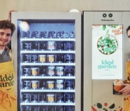 Fondateurs de Ideel Garden Antoine Michaud devant un frigo connecté