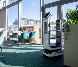 Robot uServe dans restaurant