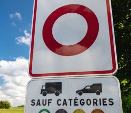 panneau de signalisation en gros plan