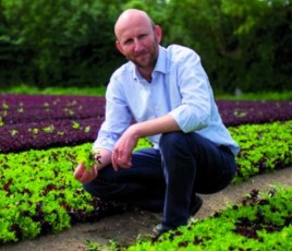 Président de l'Asso leg 4g dans un champs de salades
