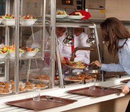 restaurant d'entreprise avec un collaborateur devant une ligne de self