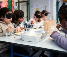 Enfants qui mangent à la cantine à l'aveugle