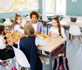 ENFANTS ASSIS à la cantine scolaire