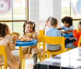 Enfants à la cantine