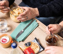 deux personnes mangent à la cantine d'entreprise