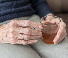 personnes agée avec une tasse de thé
