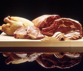 viande poulet boeuf porc sur une planche en bois