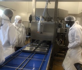cuisine centrale du syrec avec des agents devant un robot 