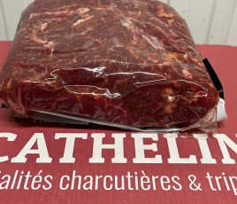 Amas de viande rouge sous film plastique, posé sur un à plat rouge avec le titre Cathelin juste en dessous.