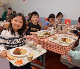 Enfants qui mangent à la cantine à Paris
