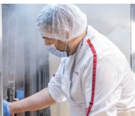 chef dans une cuisine centrale