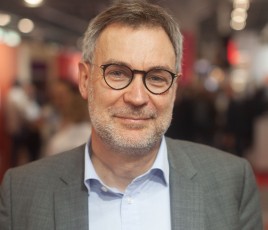 Si les légumes et le guacamole sont préparés à partir d’ingrédients frais chaque matin en restaurant, le reste provient d’une cuisine centrale de 1 400 m2, située à Lille. « Cela nous permet de garantir la qualité de nos préparations et aussi de nous déployer à l’avenir en Europe », explique Gilles Boehringer. Autre spécificité française : l’enseigne travaille une carte de desserts et s’apprête à servir une offre de petit déjeuner dans son prochain restaurant de Gare du Nord. « Elle sera salée avec des tort