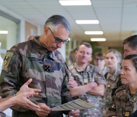 militaires en discussion