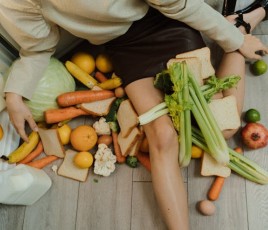 enfant assis parterre avec déchets alimentaires