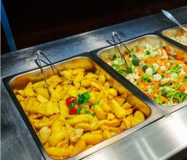 bac de légumes avec pommes de terre et jardinière