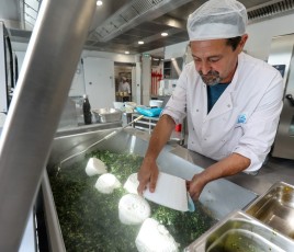 Un cuisinier à la cuisine centrale de bègles