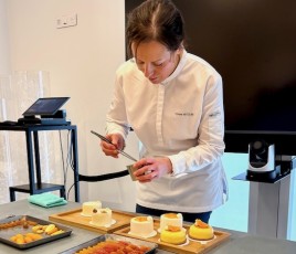 Claire Heitzler en pleine finition de ses entremets, avec un "jardin d'agrumes" alternant couleurs et textures