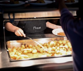 cuisinière qui sert des pommes de terre